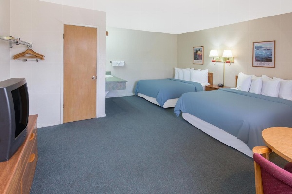 Redwood Inn image 4