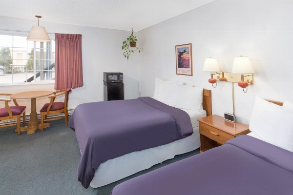 Redwood Inn image 5