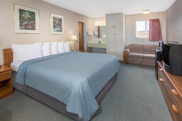 Redwood Inn image 7